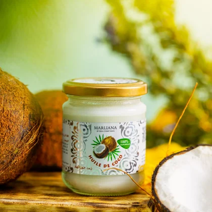 Pot d'huile de coco Marliana Beka Cosmétiques 100% naturelle sur une table en bois.