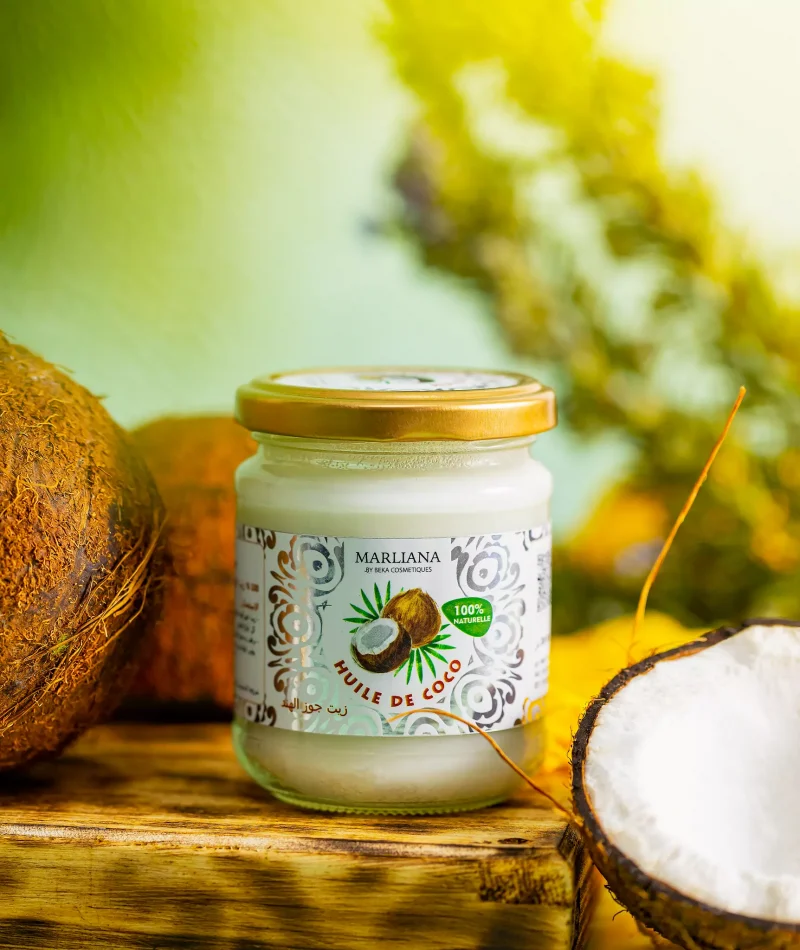 Pot d'huile de coco Marliana Beka Cosmétiques 100% naturelle sur une table en bois.